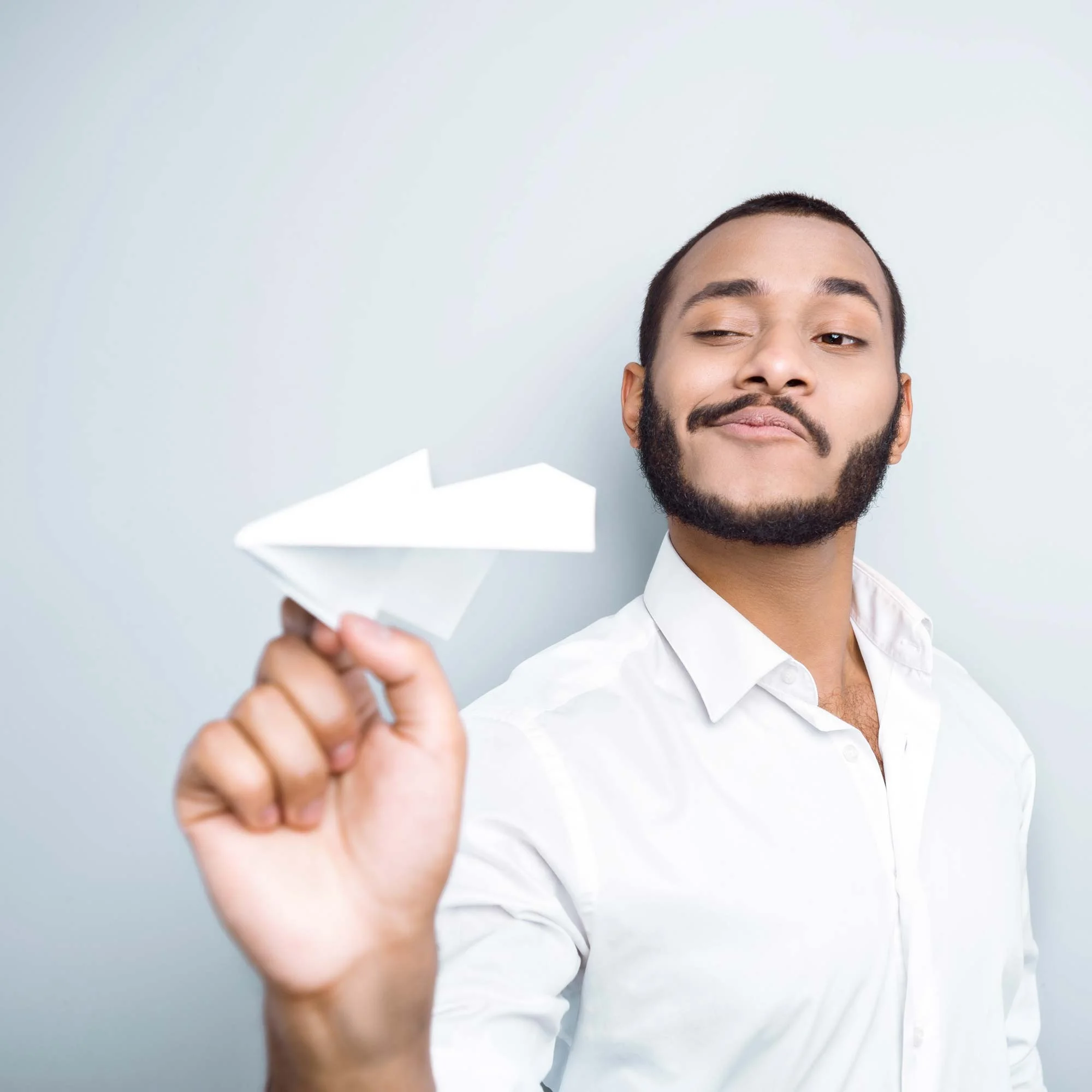 homme avec avion en papier qui vise son futur