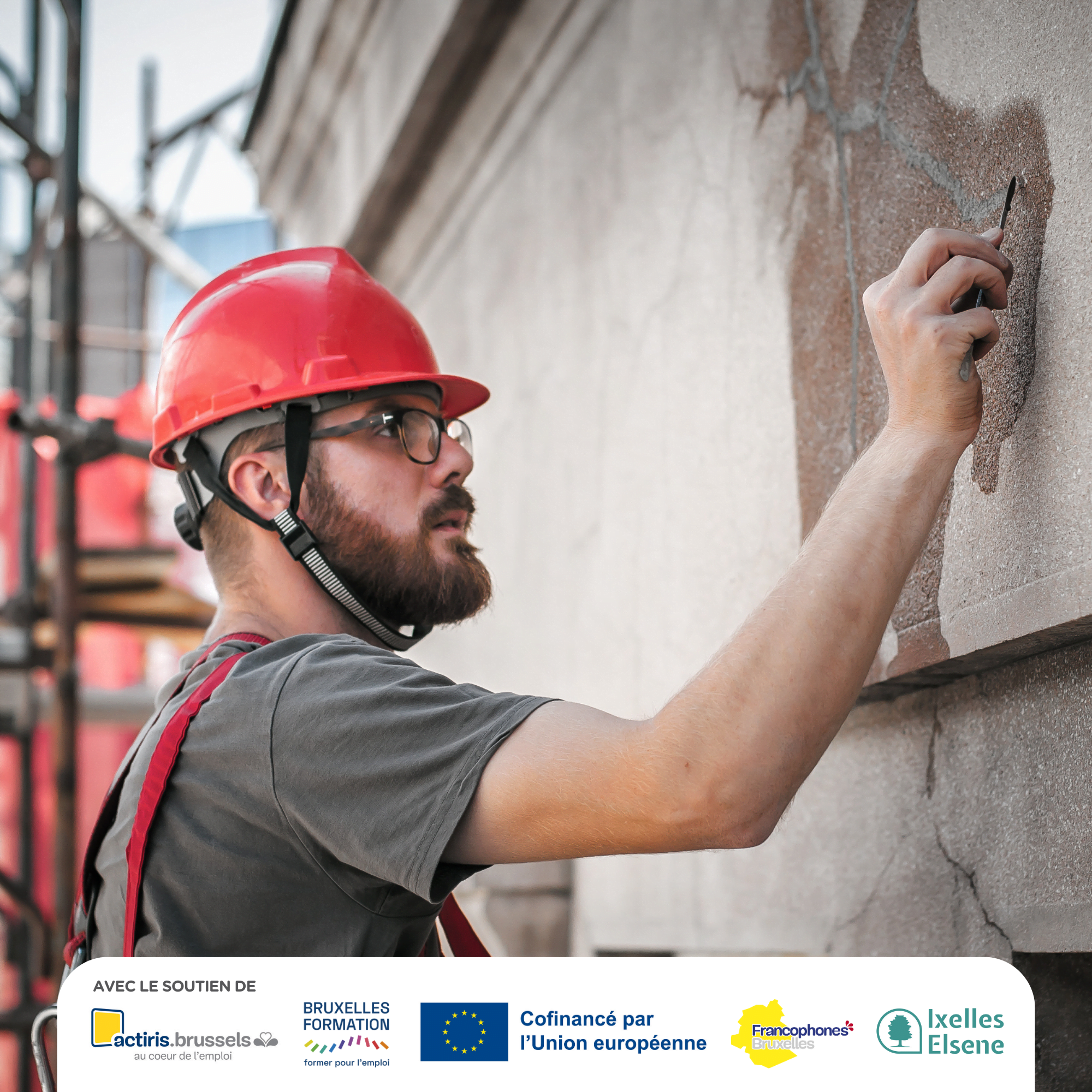 Un ouvrier debout sur un échafaudage effectue des travaux de restauration de la façade d'un vieux bâtiment. Réparer et rénover + logo pouvoir subsidiants Actiris, Bruxelles Formation, COCOF, FSE, Commune d'Ixelles.