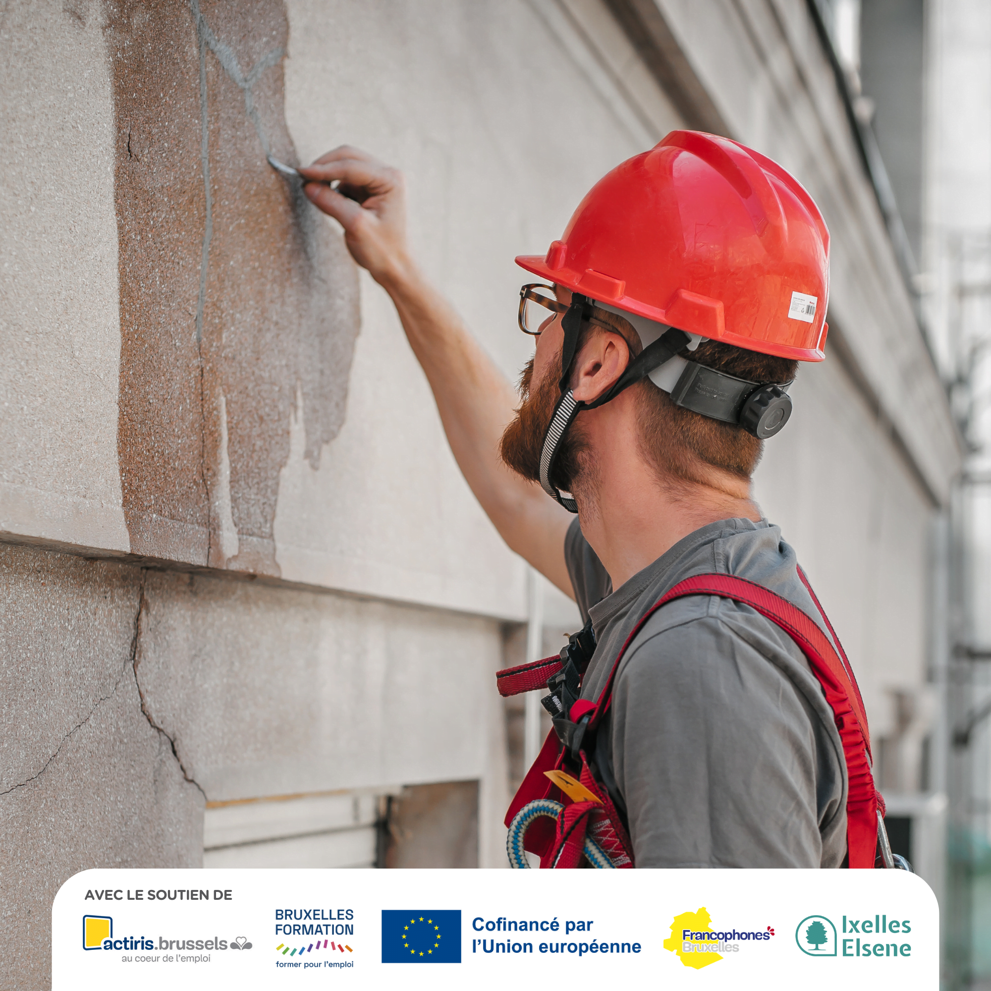 Un ouvrier debout sur un échafaudage effectue des travaux de restauration de la façade d'un vieux bâtiment. Réparer et rénover + logo pouvoir subsidiants Actiris, Bruxelles Formation, COCOF, FSE, Commune d'Ixelles.
