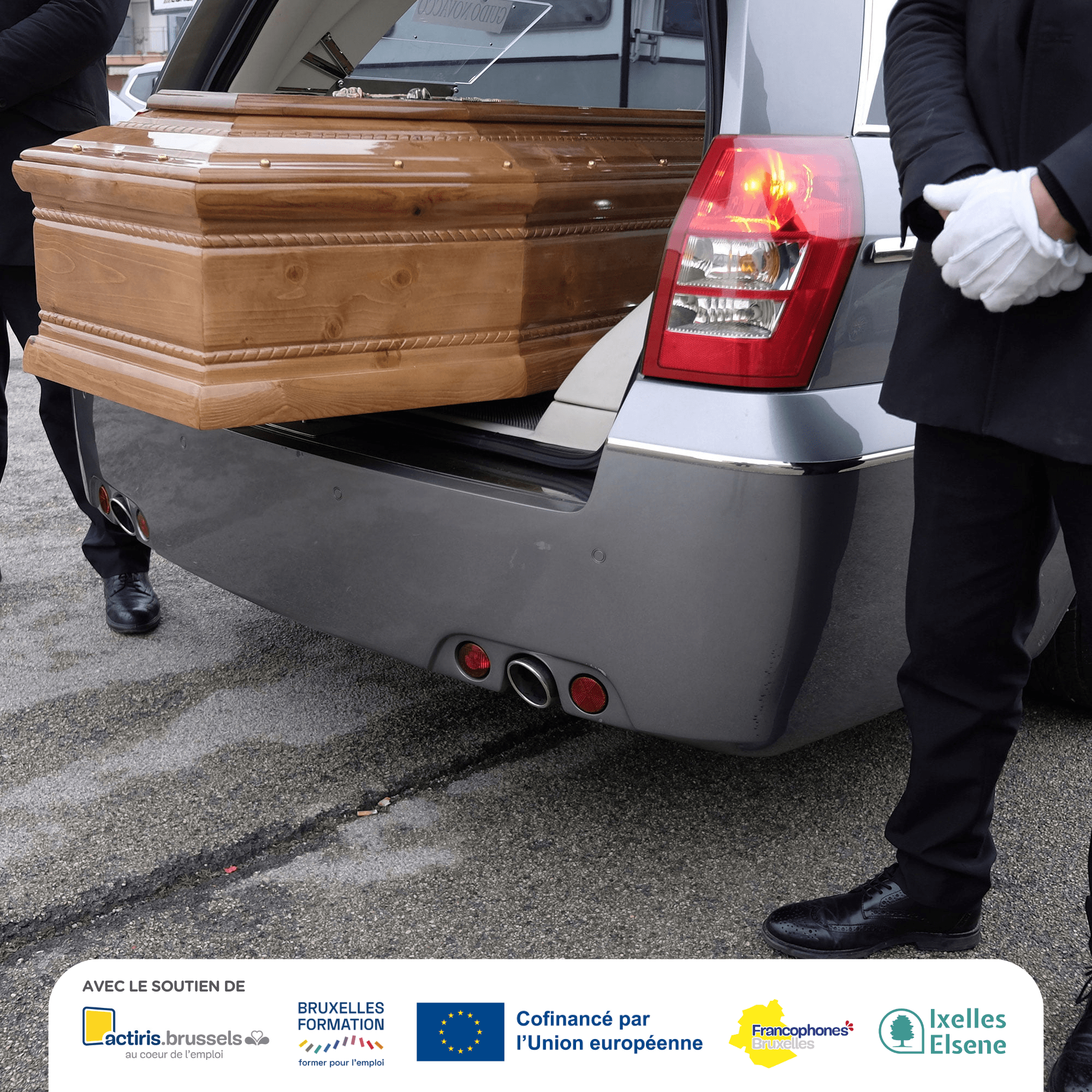 Agent de pompes funèbres, cercueil dans un corbillard + logo pouvoir subsidiants Actiris, Bruxelles Formation, COCOF, FSE, Commune d'Ixelles.